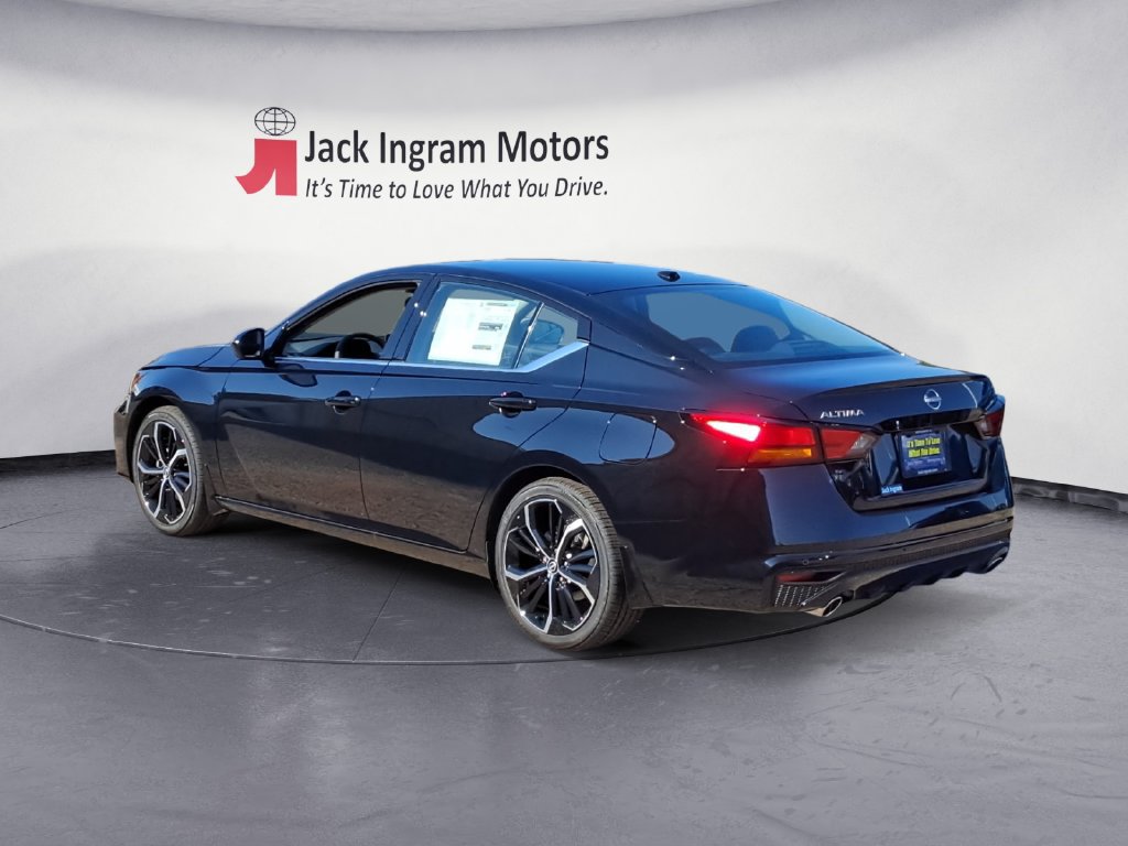 Used 2025 Nissan Altima 2.5 SR w/ SR Premium Package FWD image 3