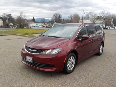Used 2020 Chrysler Voyager LX image 2
