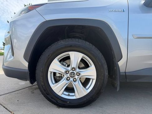 Used 2020 Toyota RAV4 LE w/ Carpet Mat Package AWD/4WD image 25