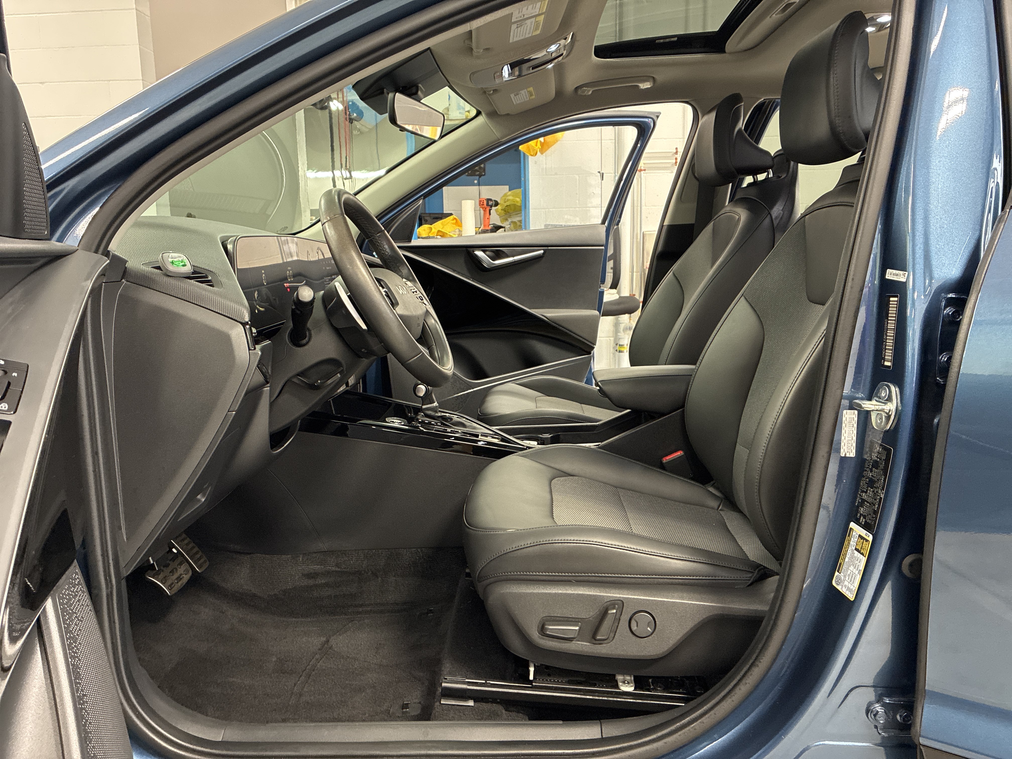 Certified 2023 Kia Niro EX Touring FWD image 13