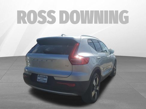 Used 2019 Volvo XC40 T4 Momentum FWD image 4