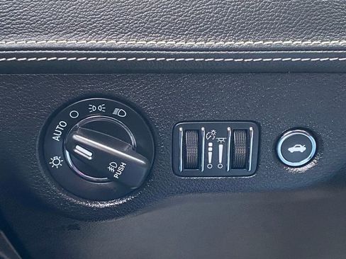 Used 2023 Chrysler 300 C image 31