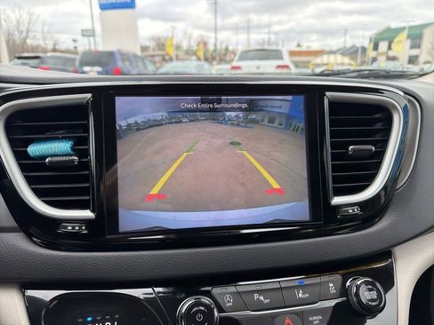 Used 2023 Chrysler Pacifica Touring-L FWD image 32