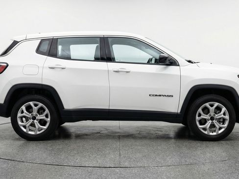 Used 2025 Jeep Compass Latitude AWD/4WD image 11