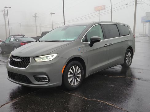 Used 2023 Chrysler Pacifica Touring-L FWD image 2
