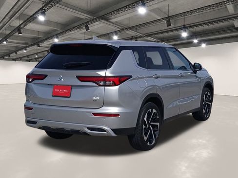 Used 2022 Mitsubishi Outlander SE image 16