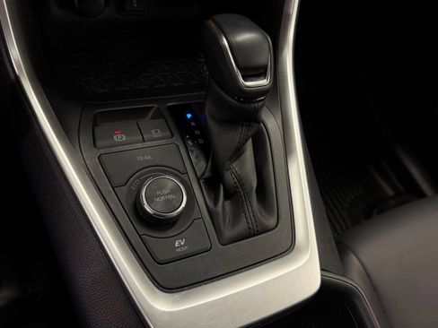 Used 2022 Toyota RAV4 XLE Premium image 15