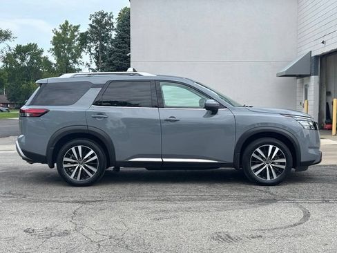 Used 2025 Nissan Pathfinder Platinum AWD/4WD image 2