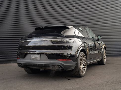 Certified 2022 Porsche Cayenne Platinum Edition image 28