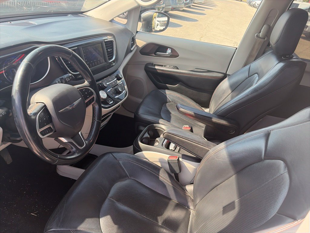 Used 2018 Chrysler Pacifica Touring-L FWD image 15