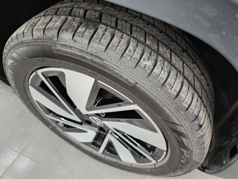 Used 2025 Volkswagen Atlas SE image 3