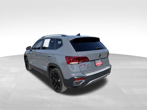 Used 2023 Volkswagen Taos SE w/ Panoramic Sunroof Package FWD image 5