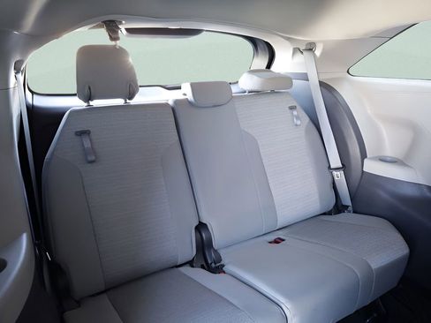 Certified 2022 Toyota Sienna LE image 28