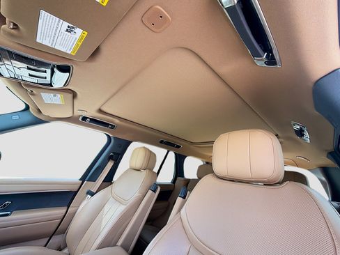 Used 2025 Land Rover Range Rover SE image 28