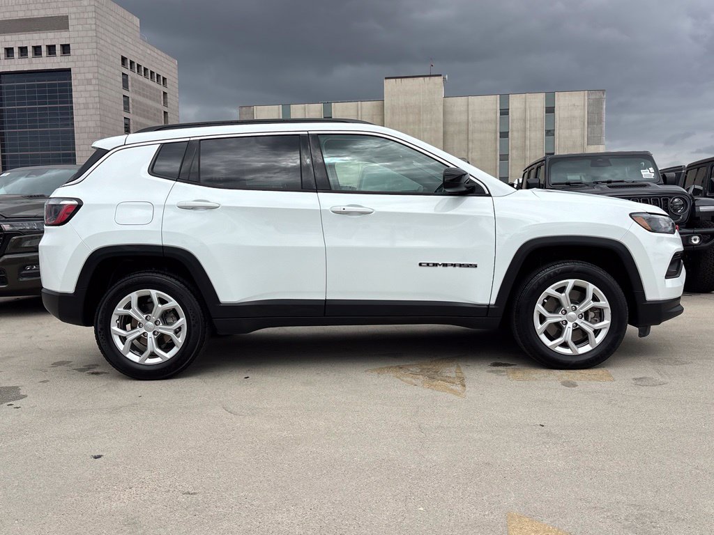 Used 2024 Jeep Compass Latitude AWD/4WD image 2