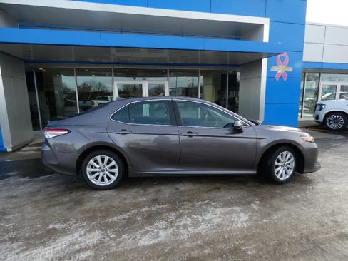 Used 2020 Toyota Camry LE image 2