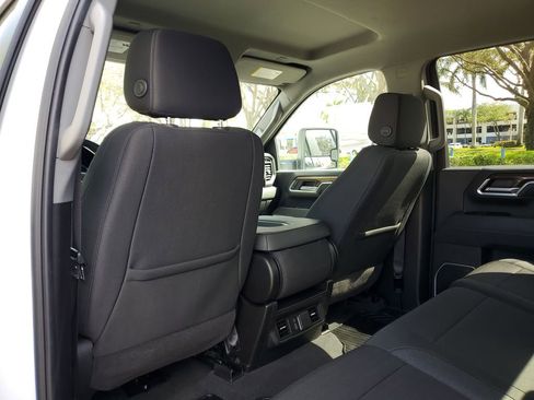 Used 2025 Chevrolet Silverado 2500 LT w/ Convenience Package image 9