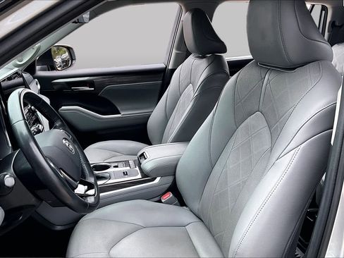 Used 2021 Toyota Highlander Platinum FWD image 8