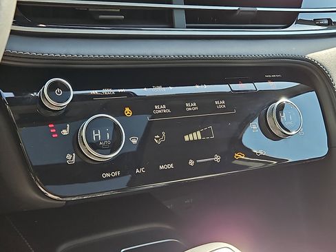 Used 2023 INFINITI QX60 Luxe w/ Performance Audio Package image 16