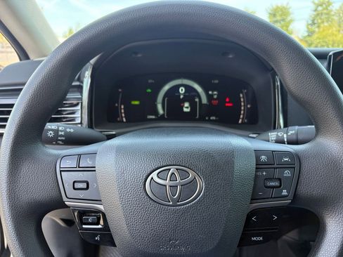 Used 2025 Toyota Camry LE image 28