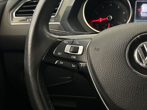 Used 2018 Volkswagen Tiguan SE AWD/4WD image 34