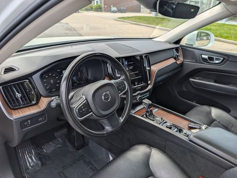 Used 2021 Volvo XC60 T6 Momentum w/ Premium Package AWD/4WD image 19