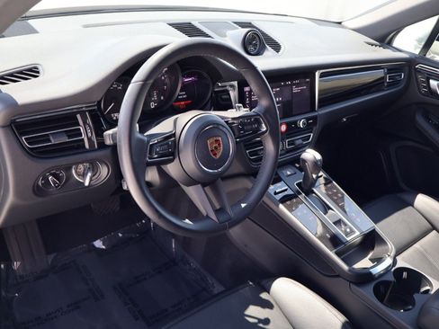 Certified 2026 Porsche Macan AWD/4WD image 4