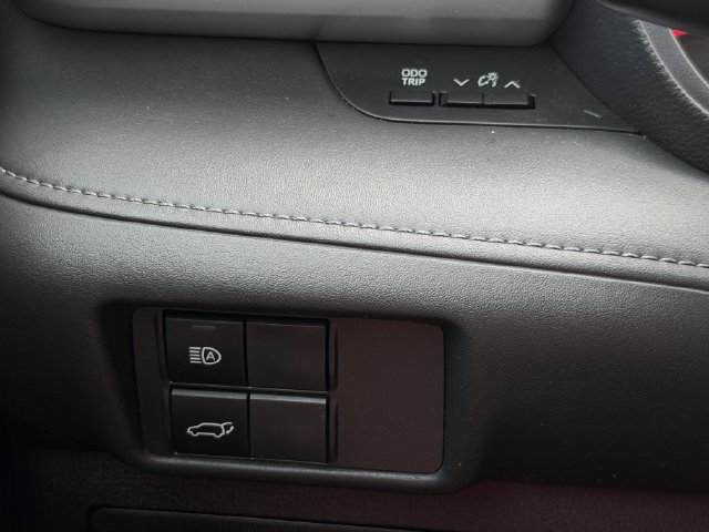 Used 2021 Toyota Highlander LE FWD image 22