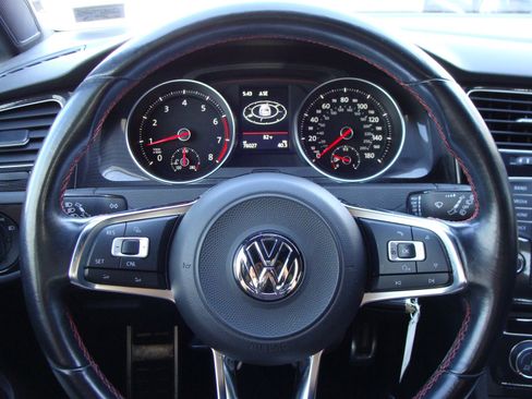 Used 2017 Volkswagen Golf S image 14