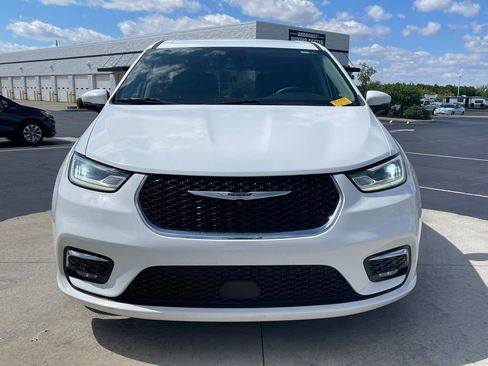 Used 2023 Chrysler Pacifica Touring-L FWD image 2