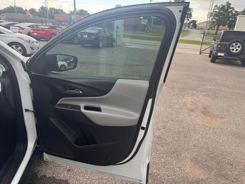 Used 2019 Chevrolet Equinox LS FWD image 21