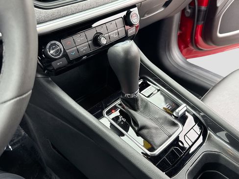 Used 2024 Jeep Compass Latitude image 11