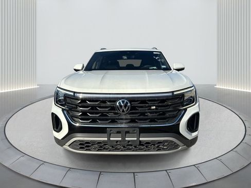 Used 2024 Volkswagen Atlas Cross Sport SE w/ Panoramic Sunroof Package image 2