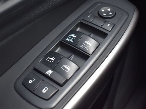 Used 2019 Jeep Cherokee Latitude Plus FWD image 15