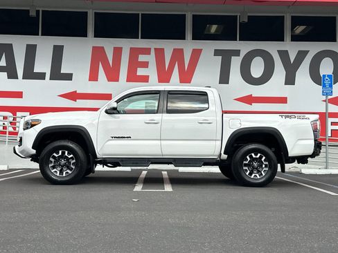 Used 2022 Toyota Tacoma TRD Off-Road w/ Technology Package RWD image 2