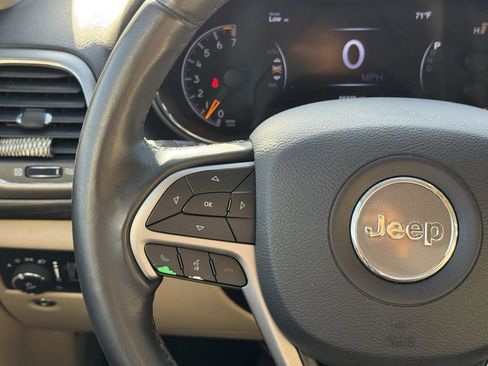 Used 2019 Jeep Grand Cherokee Laredo image 28