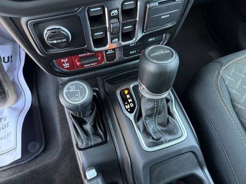 Used 2025 Jeep Gladiator Mojave w/ Convenience Group AWD/4WD image 25