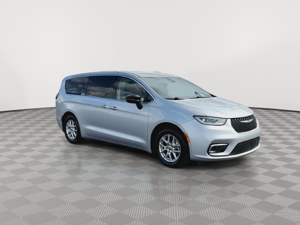 Used 2024 Chrysler Pacifica Touring-L FWD image 2