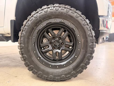 Used 2020 Chevrolet Silverado 1500 LTZ w/ Technology Package AWD/4WD image 11