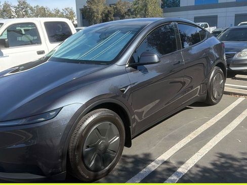 Used 2026 Tesla Model Y Long Range RWD image 1