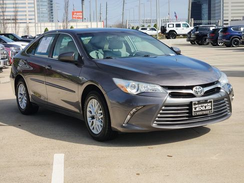 Used 2017 Toyota Camry LE image 3