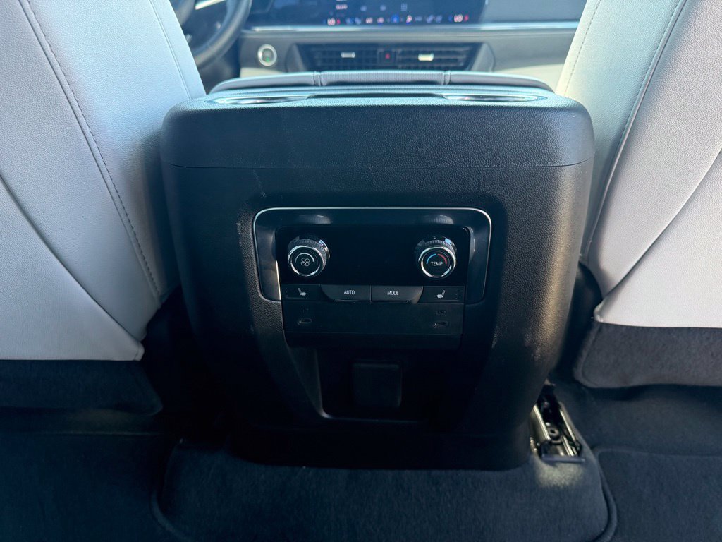 Used 2026 Chevrolet Suburban Premier AWD/4WD image 21