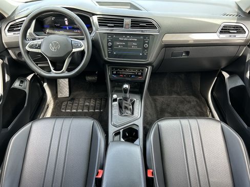 Used 2024 Volkswagen Tiguan SE w/ Panoramic Sunroof Package FWD image 13