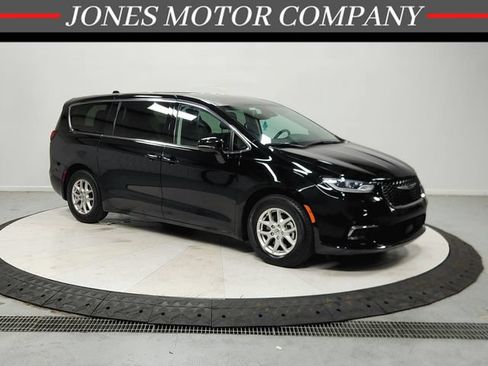 Used 2024 Chrysler Pacifica Touring-L FWD image 1