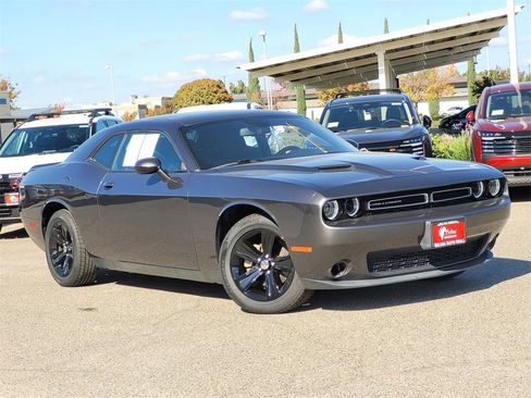 Used 2022 Dodge Challenger SXT image 2