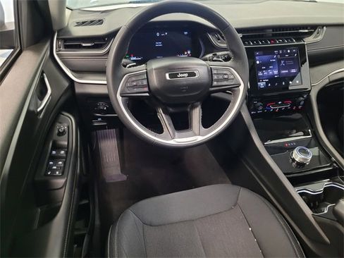 Used 2023 Jeep Grand Cherokee L Laredo image 13