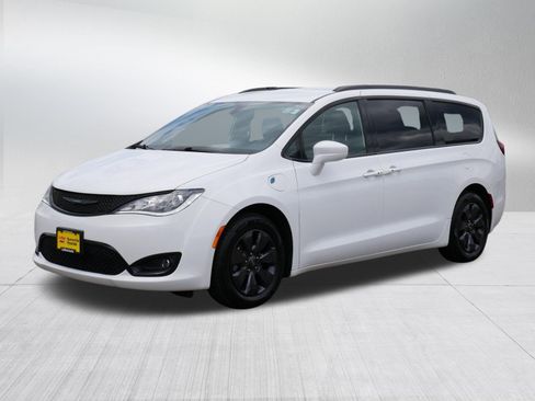 Used 2020 Chrysler Pacifica Touring-L w/ S Appearance Package FWD image 3