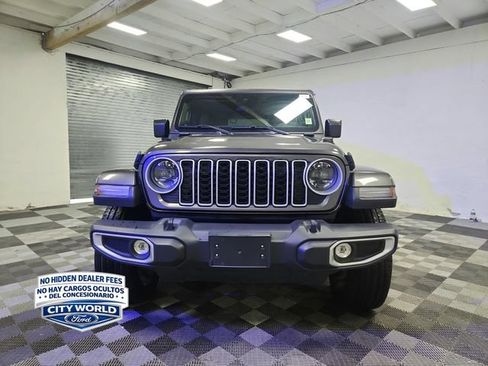 Used 2025 Jeep Wrangler Unlimited Sahara AWD/4WD image 3