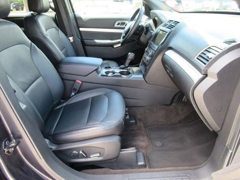 Used 2017 Ford Explorer XLT w/ Equipment Group 202A FWD image 9