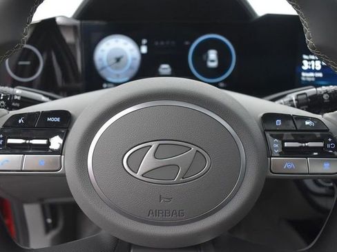 Used 2025 Hyundai Elantra SEL image 11